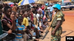 Un casque bleu surveille la foule lors du passage du pape à Bangui, en Centrafrique, le 29 novembre 2015 (VOA/C. Stein).