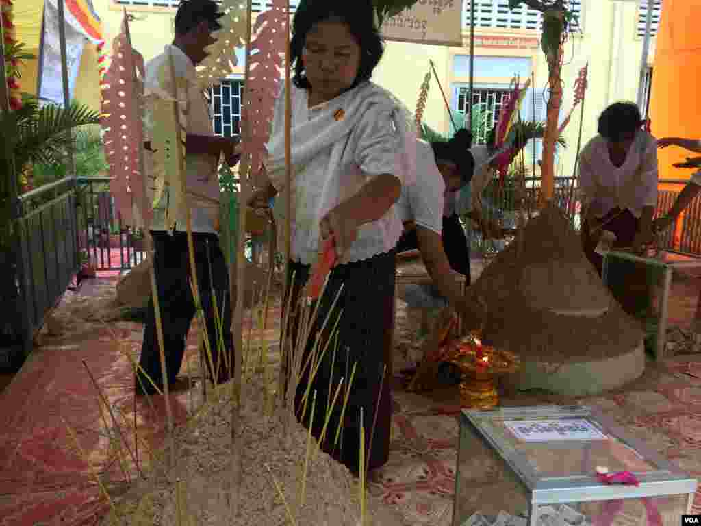 ប្រជាពលរដ្ឋខ្មែរ នៅថ្ងៃបុណ្យចូលឆ្នាំខ្មែរ ក្នុងវត្តមួយ ក្នុងរាជធានីភ្នំពេញ កាលពីថ្ងៃទី១៤ ខែមេសា ឆ្នាំ២០១៧។ (កាន់ វិច្ឆិកា/ VOA)