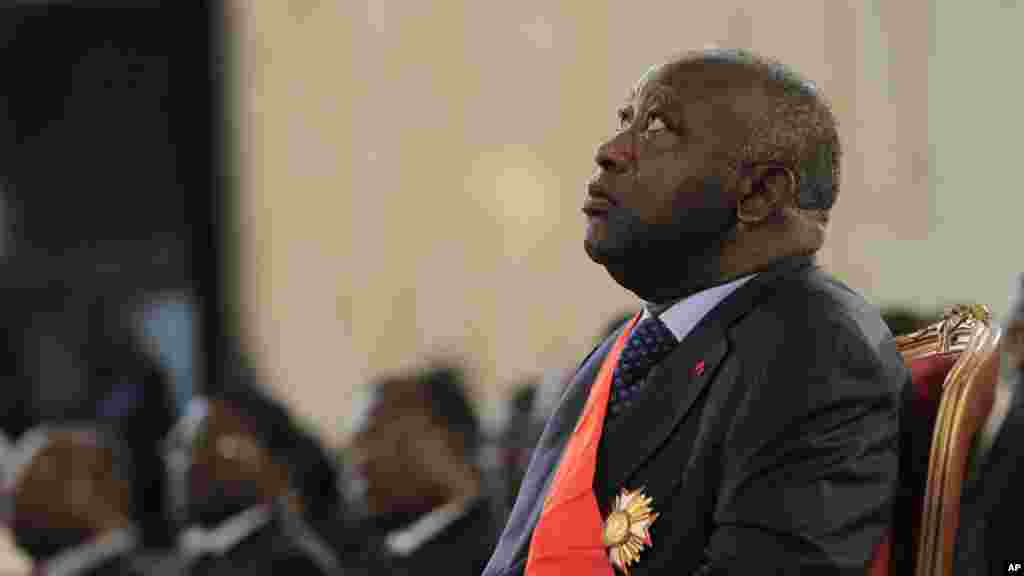 Regard vers le haut, le président sortant Laurent Gbagbo, contestant les résultats officiels de la Commission électorale qui donnent son rival Alassane Ouattarra vainqueur, est investi lors d’une cérémonie de prestation de serment au Palais présidentiel à Abidjan, 4 décembre 2010.