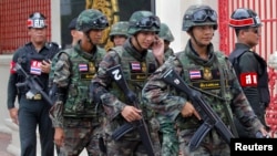 6月18日泰國軍人在軍隊總部外來巡邏。