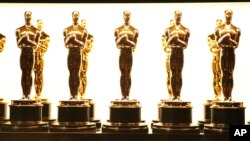 Les statues qui seront remises lors de la cérémonie des Oscars, à Los Angeles. 