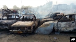 Des voitures brûlées après une attaque dans un parking à Maiduguri, au Nigeria, vendredi 17 février 2017.