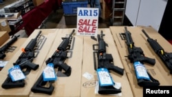 Les fusils AR-15 sont exposés à la vente lors d'une exposition d'armes à feu en Pennsylvanie, le 6 octobre 2017.