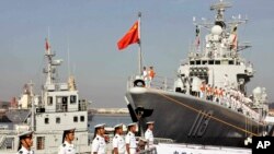 中國水兵和導彈驅逐艦青島號（資料圖片）