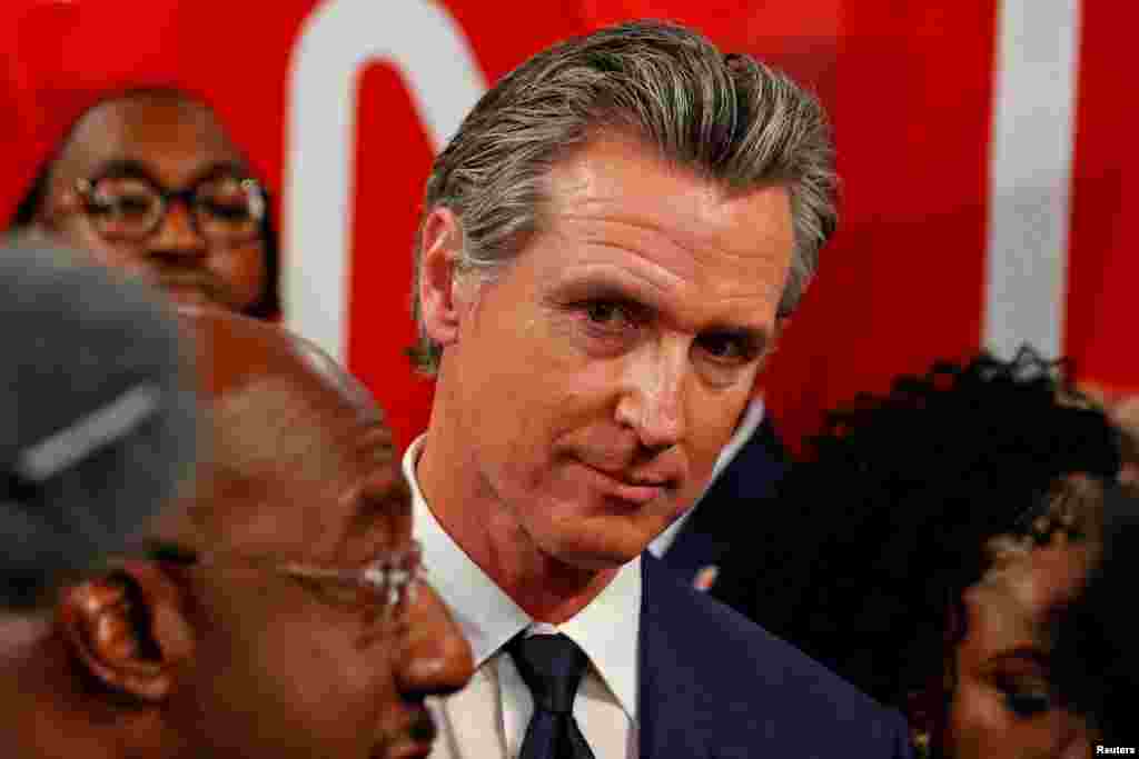 Gavana wa California Gavin Newsom (Mdemokratiki) akizungumza na waandishi wa habari baada ya kumalizika mdahalo wa CNN, mjini Atlanta, Georgia, Marekani Juni 27, 2024.
