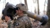 Фото 2019-го року: Американський військовий із протитанковим мобільним комплексом Javelin