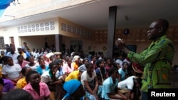 Des jeunes femmes participent à une discussion sur les violences sexuelles ainsi que la prévention du VIH à Agoe-Nyive, dans la banlieue de Lomé, Togo, le 15 avril 2013.