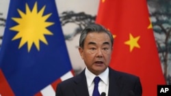 中國外長王毅與馬來西亞外長賽夫丁·阿卜杜拉在北京釣魚台國賓館會晤後舉行的記者會上講話。（2019年9月12日）