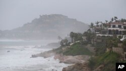 Las olas golpean las costas de Los Cabos, en México, horas antes de la llegada del huracán Odile.