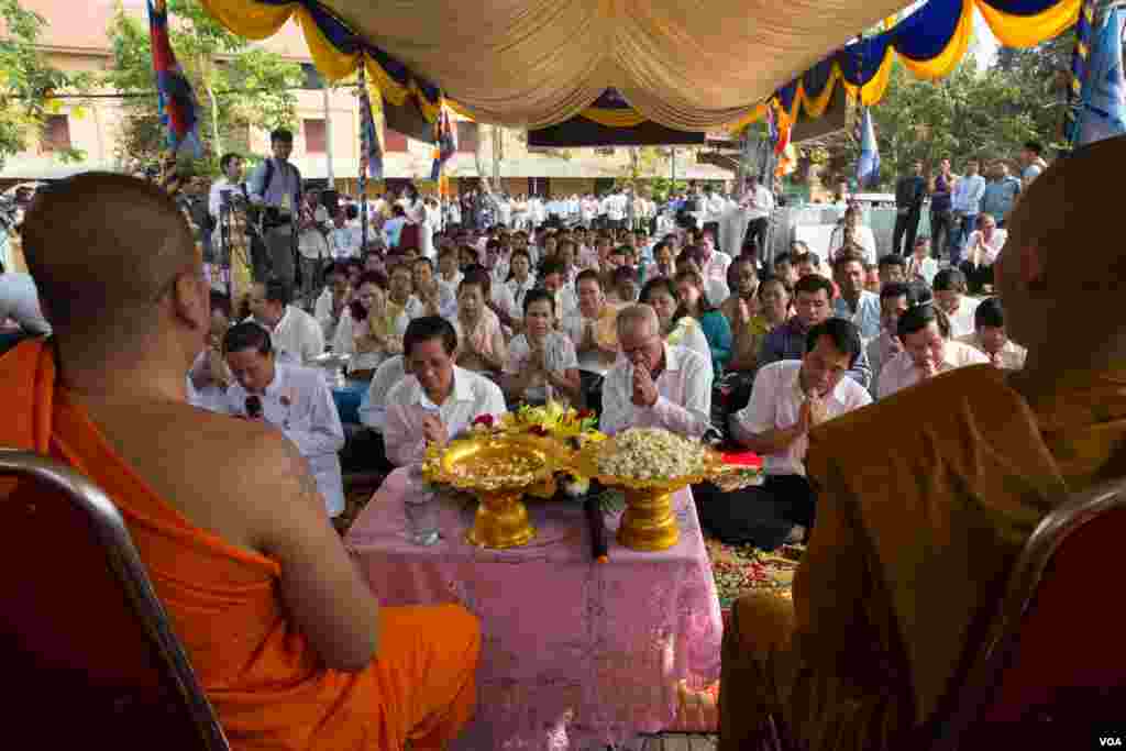 ក្រុមតំណាងរាស្រ្ត និងអ្នកគាំទ្រនៃគណបក្សសង្រ្គោះជាតិប្រារព្ធពិធីបង្សុកូលនៅស្តូបវិញ្ញាណកន្ធ ដើម្បីរំឭកវិញ្ញាណកន្ធនៃអ្នកដែលស្លាប់នៅព្រឹត្តិការណ៍ដោយការគប់គ្រាប់បែក កាលពីឆ្នាំ១៩៩៧ នៅសួនច្បារវត្តបុទុមវត្តី រាជធានីភ្នំពេញ កាលពីថ្ងៃពុធ ទី៣០ ខែមីនា ឆ្នាំ២០១៦។ (ឡេង ឡែន/VOA) 