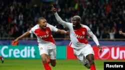 L'AS Monaco Tiemoué Bakayoko fête le 3e but avec Kylian Mbappé-Lottin, lors du match contre Manchester City, le 15 mars 2017.