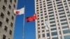 大連市內樓群中飄揚的中日國旗。（2012年12月31日）