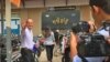 លោក​មឿន តុលា​ នាយក​ប្រតិបត្តិ​មជ្ឈមណ្ឌល​សម្ព័ន្ធ​ភាព​ការងារ​ ​និង​សិទ្ធិ​មនុស្ស​ហៅ​កាត់​ថា​សង់ត្រាល់​ ស្ថិត​ក្នុង​សាលាដំបូងរាជធានីភ្នំពេញ​ កាលពីថ្ងៃ​ទី​២៥​ ខែ​ឧសភា​ ឆ្នាំ​ ២០១៨។​ (ហ៊ុល រស្មី/VOA)