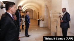 Le président français Emmanuel Macron assiste à un hommage sur la tombe de l'écrivain Aimé Césaire (1913-2008) lors d'une cérémonie au Panthéon à Paris, le 27 avril 2018 