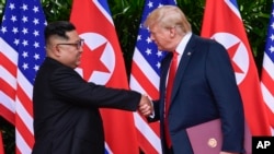 美國總統特朗普(右)與北韓領導人金正恩新加坡6月12日第一次峰會資料照。