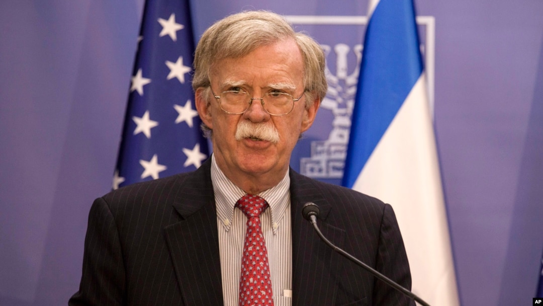 El asesor de seguridad nacional de Estados Unidos, John Bolton, habla a los medios de comunicación en Jerusalén, el domingo 23 de junio de 2019. (AP Foto/Tsafrir Abayov, Pool)