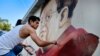 El muralista Levi Ponce pinta un retrato del artista mexicano, Diego Rivera, en Paicoma, en Los Ángeles, California. 6 de junio de 2020 [Archivo]
