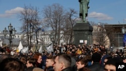 Des Russes sont réunis sur la place Alexander Pushkin à Moscou, le 26 mars 2017.