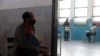 Un miembro de la Policía Nacional Bolivariana emite su voto en un simulacro electoral antes de las elecciones regionales de noviembre para gobernadores y alcaldes, en Caracas, el 10 de octubre de 2021.