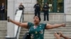 Emerald Snipes, fille d'Eric Garner, s'adresse à la presse à l’extérieur d'un tribunal de New York, le 16 juillet 2019.