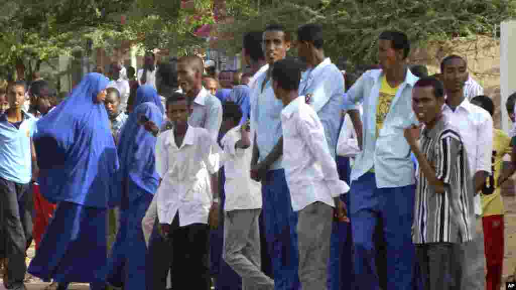 Des étudiants regroupés et regardent de loin à l'extérieur de l'université de Garissas après une attaque des hommes armés, à Garissa, au Kenya, jeudi 2 Avril 2015.