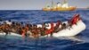 Des migrants à bord d'un canot pneumatique à l'approche du navire du SOS Meditrranee, Aquarius, au large de l'île italienne de Lampedusa, le 17 avril 2016