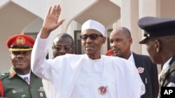 Le président Muhammadu Buhari salue la foule lors d'une réunion à Abuja, Nigeria, le 9 janvier 2017.