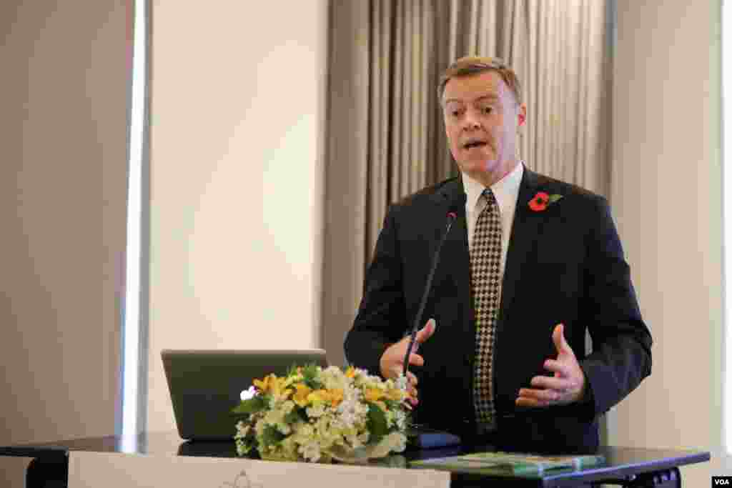 អគ្គរាជទូតអង់គ្លេសលោក Bill Longhurst ថ្លែងសុន្ទរកថានៅក្នុងពិធីសម្ពោធគម្រោងSTEM គឺគម្រោង «មជ្ឈមណ្ឌលSTEM» និងគម្រោង«អ្នកវិទ្យាសាស្ត្រតូច» របស់ស្ថានទូតអង់គ្លេសប្រចាំកម្ពុជា ក្នុងរាជធានីភ្នំពេញ កាលពីថ្ងៃទី៩ ខែវិច្ឆិកា ឆ្នាំ២០១៦។ (ហ៊ាន សុជាតា/ VOA) 