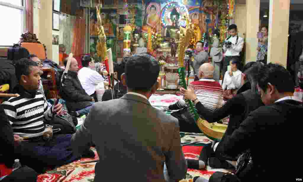 ក្រុមសិល្បករនៃស្នាដៃសិល្បៈ«បង្សុកូល»កំពុងសម្តែងនៅវត្តសាមគ្គីធម្មិការាម ក្នុងសង្កាត់ Brooklyn ទីក្រុង ញូវយ៉ក ដើម្បីបង្សុកូលដល់អ្នកដែលបានចែកឋានទៅក្នុងរបបខ្មែរក្រហម កាលពីថ្ងៃទី ១៧ ខែ ធ្នូ ឆ្នាំ ២០១៧។ (រូបថត៖ ហុង ចិន្តា/VOA)