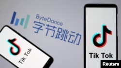 圖為智能手機顯示的TikTok應用軟件標記，背景是北京的字節跳動公司標誌（2019年11月27日）