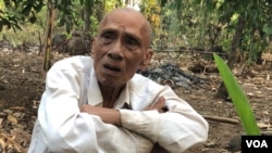 រូបឯកសារ៖ លោក ​អោ​ អាន​ អតីត​អនុ​លេខា​ភូមិភាគ​កណ្ដាល​ ក្នុង​របប​ខ្មែរ​ក្រហម​ អង្គុយ​លើ​ដី​ក្នុង​​ចម្ការ​របស់​លោក​ ក្នុង​ស្រុក​កម្រៀង​ ខេត្ត​បាត់​ដំបង​កាលពីថ្ងៃ​ទី​១៥​ ខែធ្នូ​ ឆ្នាំ​២០១៩​។ (ហ៊ុល រស្មី/វីអូអេ)