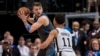 NBA: Doncic un peu plus dans l'histoire des Mavs, Embiid se blesse