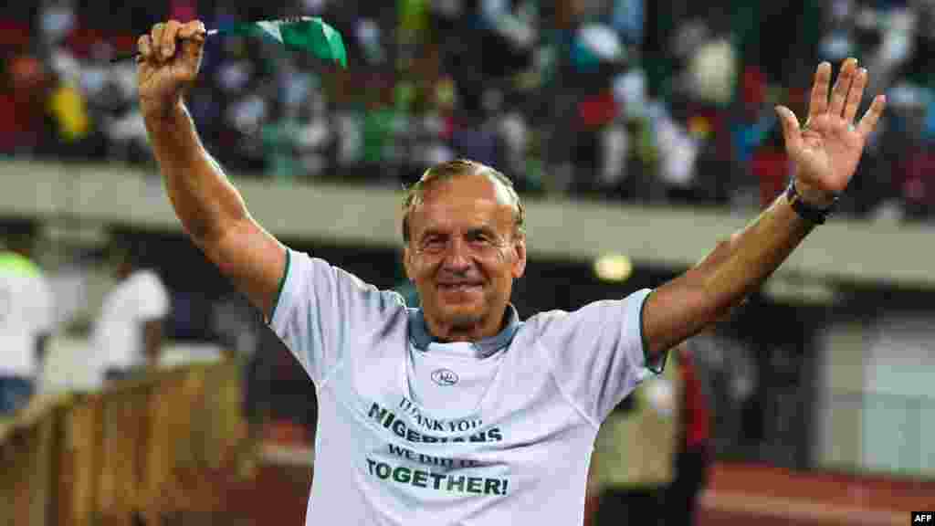Le selectioneur du Nigeria Gernot Rohr célèbre la qualification de son équipe pour la Coupe du Monde de 2018 entre le Nigeria et la Zambie à Uyo, dans l'État d'Akwa Ibom, le 7 octobre 2017.