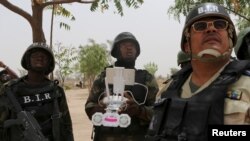 Soldats camerounais du BIM opérant un drone à Achigachia, le 16 Mars 2016 (la force régionale chargée de lutter contre Boko est composée de 8700 soldats)