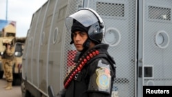 Un policier à Alexandrie pendant la célébration du 5eme anniversaire du soulèvement populaire qui a mis fin au règne de Hosni Mubarak, en Egypte, le 25 janvier 2016. REUTERS/Asmaa Waguih - RTX23Y7W