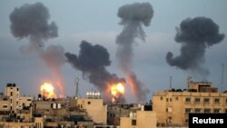 Moshi unatanda hewani wakati wa mashambulio ya dege ya Israel kwenye ukanda wa Gaza.