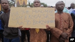 Des musulmans camerounais marchent dans Yaoundé, 7 février 2015.