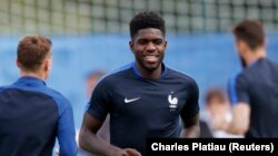 Samuel Umtiti pendant des entrainements à Clairefontaine. Photo prise le 10 novembre 2018 / REUTERS / Charles Platiau - RTX2IX07