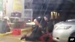 Le 5 juillet 2016, une photo d'une vidéo, Alton Sterling est tenu à terre par deux policiers de Baton Rouge, en Louisiane, États-Unis.
