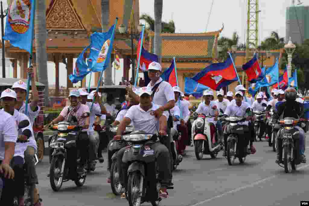 គណបក្សប្រជាជនកម្ពុជាដែលកំពុងដឹកនាំរដ្ឋាភិបាល នៅព្រឹកថ្ងៃសៅរ៍នេះ បានចាប់ផ្តើមយុទ្ធនាការឃោសនាបោះឆ្នោតដែលធំជាងគណបក្សនយោបាយផ្សេងៗ នៅរាជធានីភ្នំពេញ ថ្ងៃសៅរ៍ ទី២៧ ខែកក្កដា ឆ្នាំ២០១៨។ (ស៊ុន ណារិន/VOA)