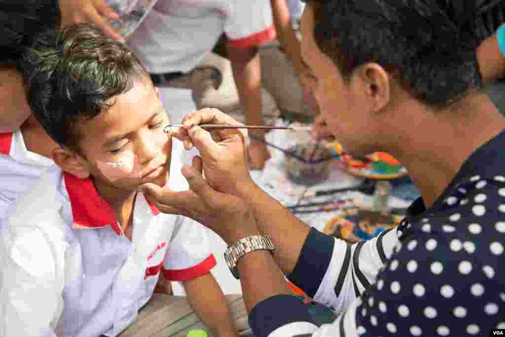 កម្មវិធីកំសាន្តបែបគូរគំនូរ សម្រាប់កុមារតូចៗនៅក្នុងពិព័រណ៍សៀវភៅនៅកម្ពុជាលើកទី៥ ក្រោមប្រធានបទ «បង្កើនការអាន បង្កើតការសរសេរ» នៅឯបណ្ណាល័យជាតិ ក្នុងរាជធានីភ្នំពេញ កាលពីថ្ងៃទី៣ ខែធ្នូ ឆ្នាំ២០១៦។ (ហ៊ាន សុជាតា/ VOA)
