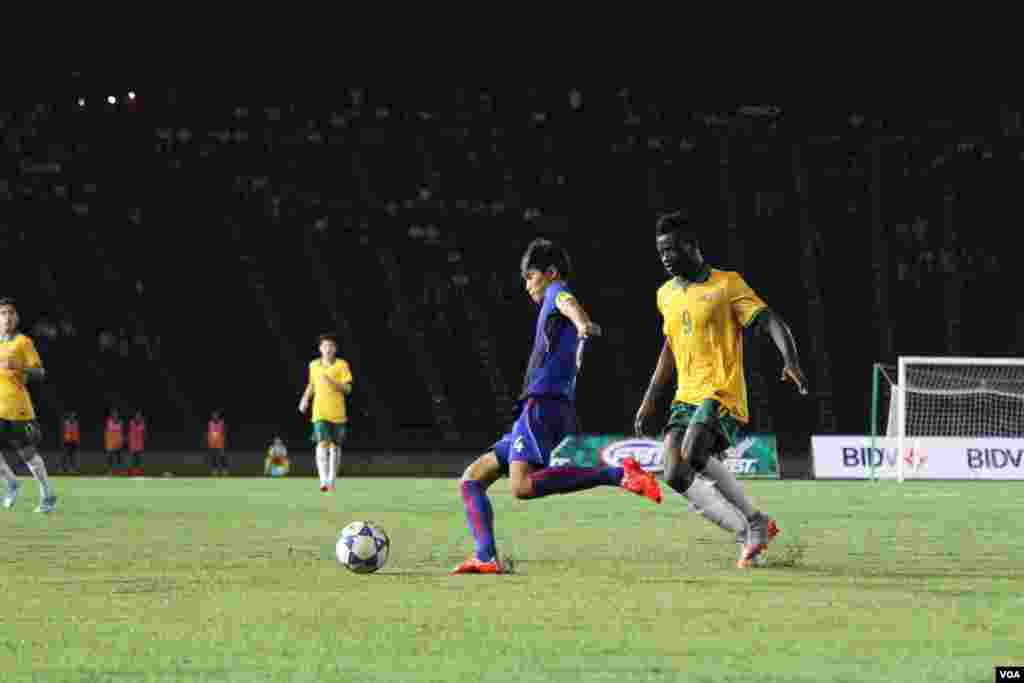 ការប្រកួតបាល់ទាត់ពានរង្វាន់យុវជនអាស៊ានក្រោមអាយុ១៦ រវាងក្រុមជម្រើសជាតិកម្ពុជា និង អូស្រ្តាលី កាលពីថ្ងៃទី៣០ ខែកក្កដា ឆ្នាំ២០១៥ នៅពហុកីឡាដ្ឋានជាតិអូឡាំពិក។ កម្ពុជាបានចាញ់អូស្រ្តាលី ក្នុងលទ្ធផល០ទល់នឹង៤។ (ប៉ាង ចំណាន/VOA)