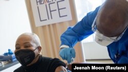 Vaccination contre le coronavirus dans un hôpital du quartier de Manhattan à New York, aux États-Unis, le 25 février 2021.