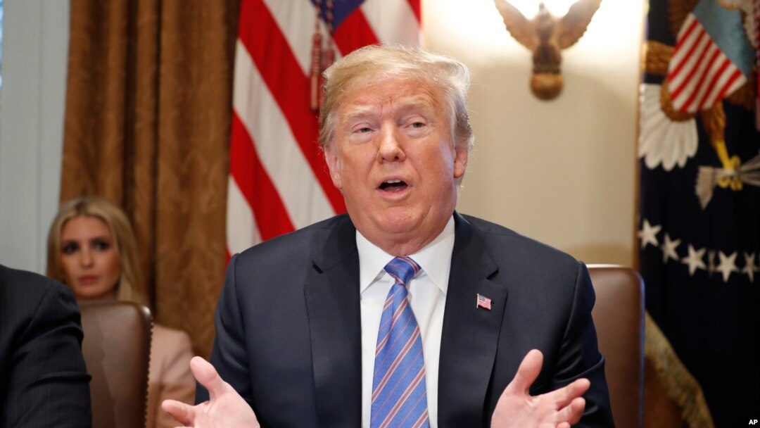 El presidente Donald Trump habla durante una reunión con miembros de su gabinete en la Casa Blanca en Washington. 