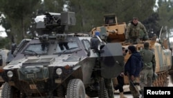 Les forces armées turques et les membres de l’Armée libre syrienne déployés dans la banlieue d’Al-Bab, Syrie, 4 février 2017.