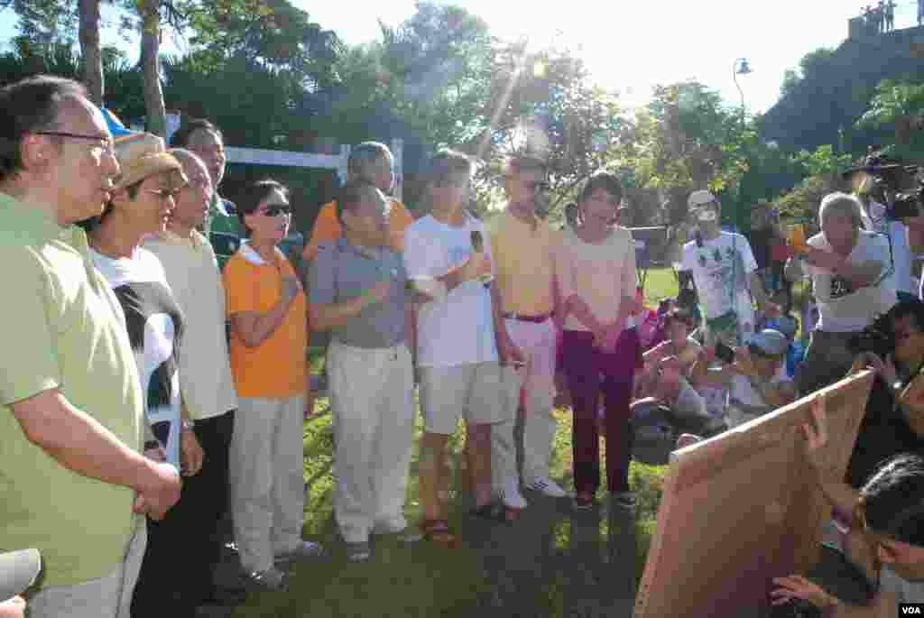多位參與民主登高日的泛民主派立法會議員,宣誓表明如果港府提出的政改方案不符合國際標準,必定在立法會否決方案(美國之音湯惠芸拍攝)