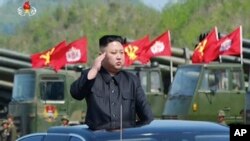 លោក​ Kim Jong Un មេដឹក​នាំ​ប្រទេស​កូរ៉េ​ខាង​ជើង​នៅ​ក្នុង​ពិធីប្រារព្វអបអរ​​ខួប​កងទ័ព​កូរ៉េខាងជើង​លើកទី​៨៥ នៅ​ទីក្រុង​ Wonsan កូរ៉េខាងជើង​។