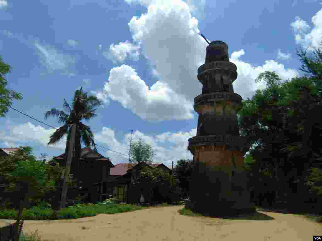 សឺន ហៅជាភាសាចាមថា ម៉ាតាហ្ក គឺជាប៉មឥស្លាមមួយ ដែលបានសាងសង់ឡើងនៅដើមសតវត្សរ៍ទី១៩។ សឺន ជាអគារដែលមានវ័យចំណាស់ជាងគេមួយ នៅក្នុងខេត្តកំពង់ចាម។ ភូមិស្វាយឃ្លាំង ឃុំស្វាយឃ្លាំង ស្រុកក្រូចឆ្មារ ខេត្តកំពង់ចាម នៅថ្ងៃសៅរ៍ ទី២២ ខែកក្កដា ឆ្នាំ២០១៧។ (សើ សាយ្យាណា/VOA)