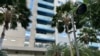 Esta foto muestra el exterior del complejo de apartamentos donde vivía el sospechoso del tiroteo contra el director ejecutivo de UnitedHealthcare. En Honolulu, el lunes 9 de diciembre de 2024. 