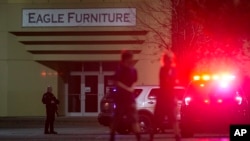 Les agents des forces de l’ordre se sont déployés à l'entrée d'un magasin au centre commercial Cascade où a eu lieu une fusillade à Burlington, Washington, 23 septembre 2016